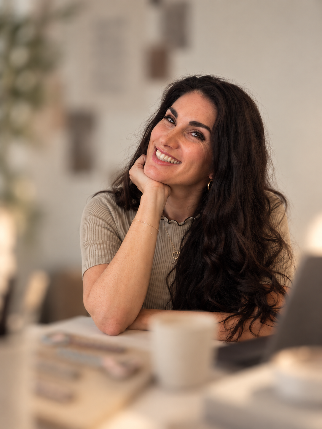 Portret van Lisa den Boer aan haar werktafel
